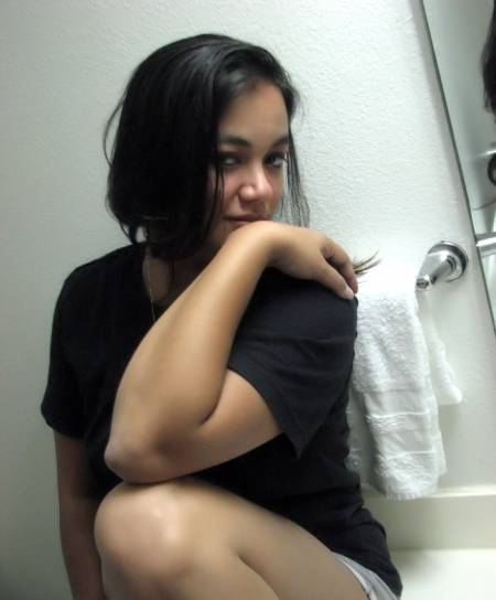 Sedang foto selfie lonte cewek cantik kuliahan pamer paha kaki putih mulus di kamar mandi hotel